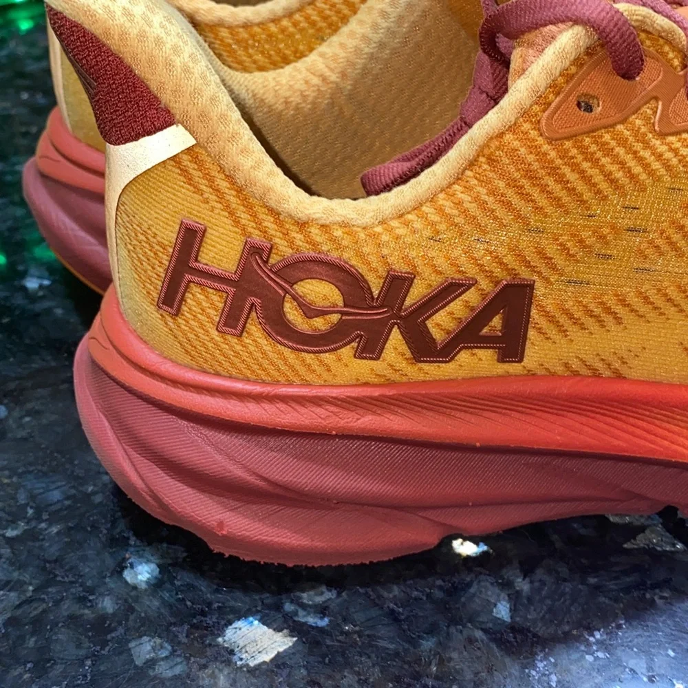 Hoka One One Clifton 9 Running Shoes Size 6.5 Amber Haze/ Sherbert - Picture 2 of 16